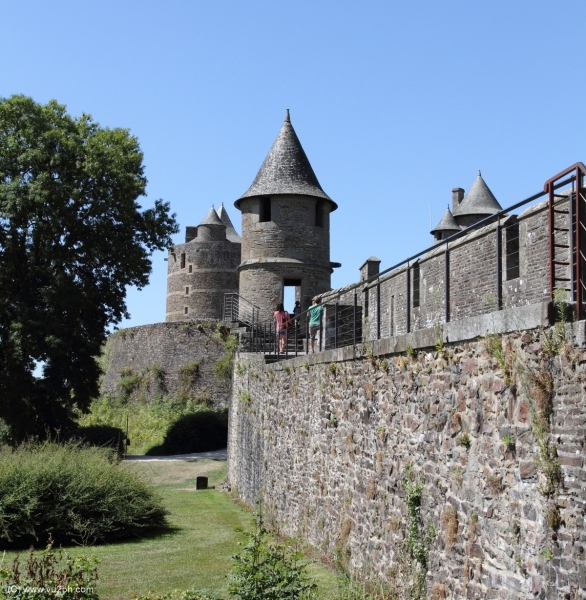 12-IMG_3074CASTEL