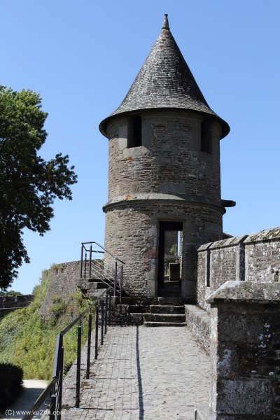 15IMG_3079CASTEL