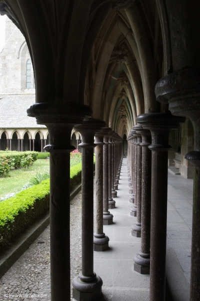 Jeux de perspectives sur les colonnades du cloître - 1