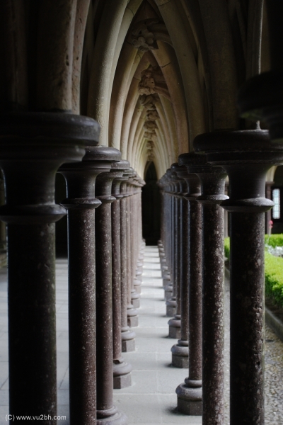 Jeux de perspectives sur les colonnades du cloître - 2