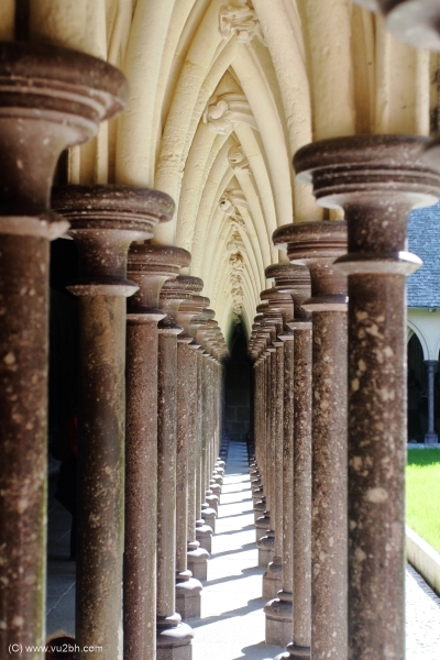 Jeux de perspectives sur les colonnades du cloître - 4